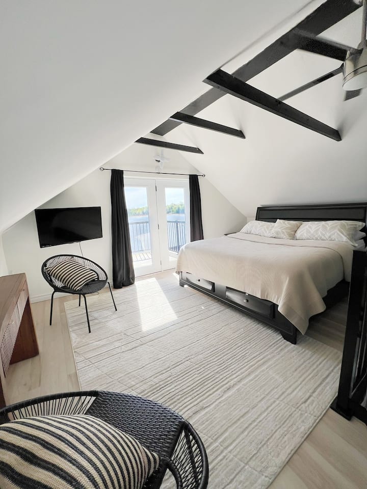 تحتوي هذه الغرفة على سرير كبير الحجم ومنطقة جلوس وشرفة تطل على البحيرة. لدينا أيضًا مرتبتان هوائيتان إضافيتان يمكن استخدامهما إذا لزم الأمر. 