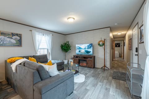 Top performing Airbnb: Sky 3BR Lodge | BBQ, AC & 5 Min to BZN Airport in Bozeman / Gallatin County
