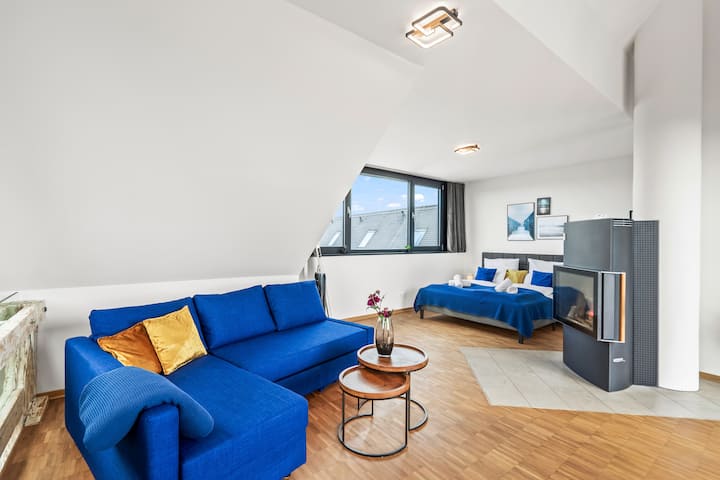 Cama tamaño king en la galería con hermosas vistas a la ciudad.
Incluye espejo grande, ventilador de torre y chimenea eléctrica