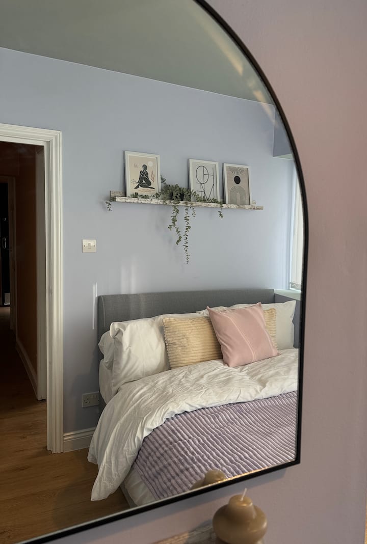 נוח ומזמין: בחדרי השינה שלנו יש מיטה נוחה עם כריות מפוארות ומצעים נעימים, שיוצרים מרחב שליו ומזמין למנוחה. העיצוב בטוב טעם מוסיף מגע של אלגנטיות וחמימות.