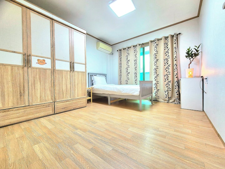 晚上独自聊天。 
把床垫放在床边
这里是享受浪漫和回忆的绝佳去处。 