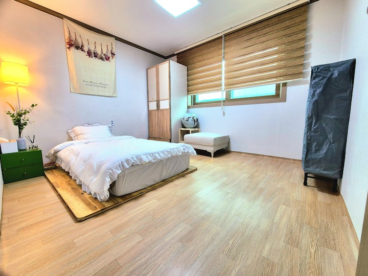 当婴儿床折叠起来时，这是一个宽敞的空间，老人和孩子们喜欢住在一起。  ️