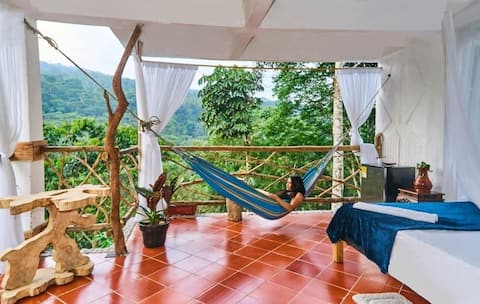 Carriquí Mountain Room with forest view