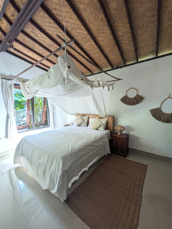 חדר שינה זוגי שני עם חדר רחצה צמוד והליכה במקלחת 
