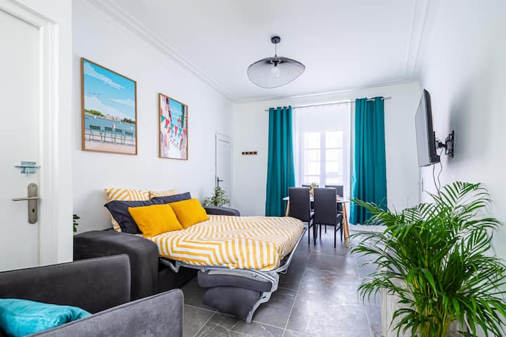 منطقة استرخاء مع سرير أريكة وكرسي بذراعين 140 × 200.