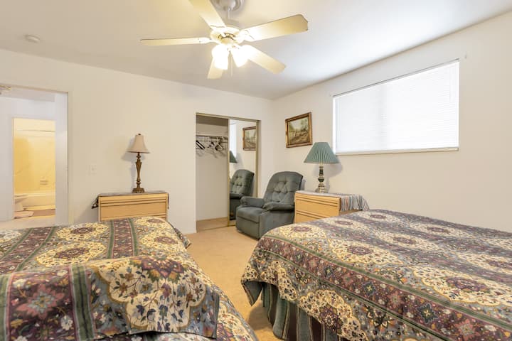 Основен етаж, втора спалня, 2 дами