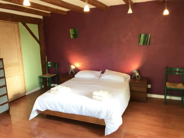 Chumba cha 3 cha kulala chenye kitanda 1 cha watu wawili 160x200 na rangi nyeusi ya 130x200.