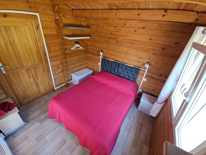 Habitación: cama doble de 140 x 190 cm