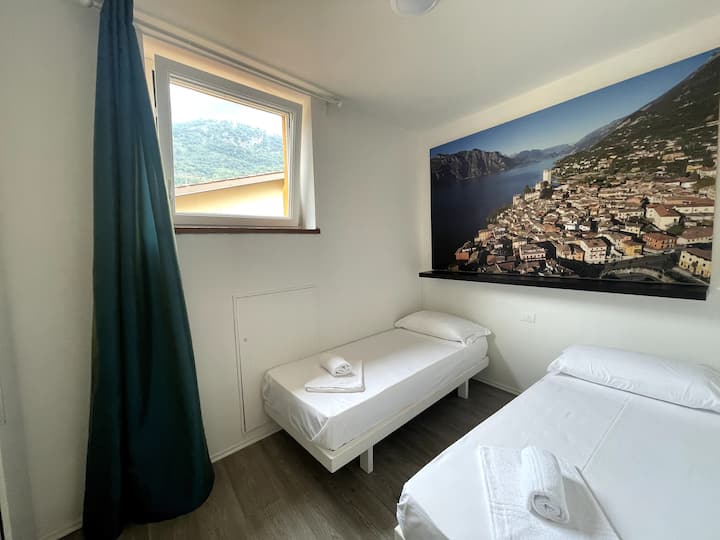 غرفة بسريرين وخزانة ملابس 