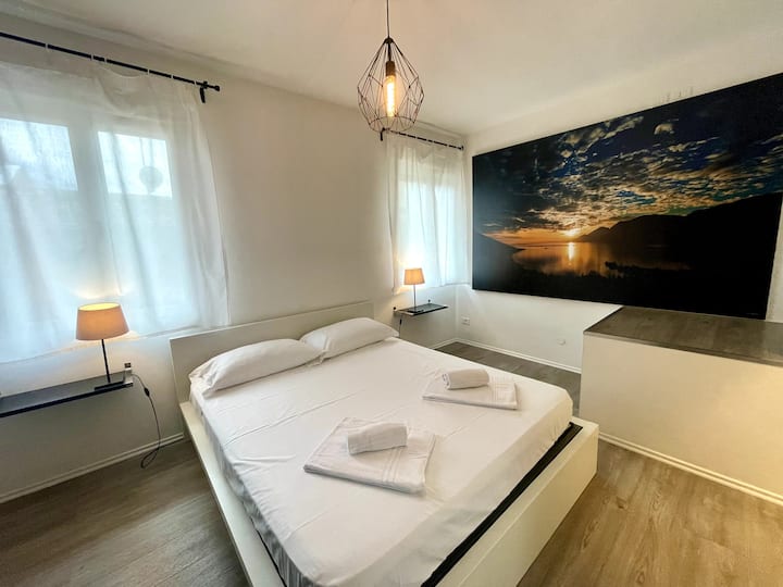 غرفة نوم رئيسية مع مكيف هواء وخزانة ملابس