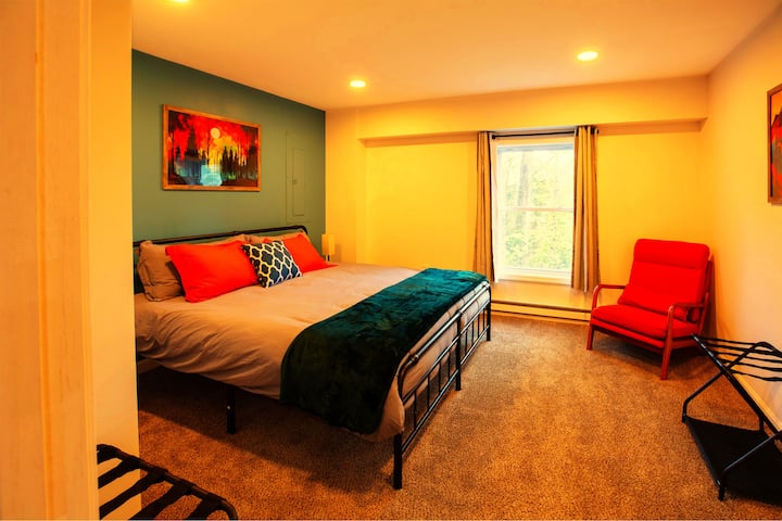 חדר רחצה מלא צמוד לחדר השינה הזה. 
 
מיטת קינג סייז עם מזרני קצף זיכרון, מצעים ומצעים איכותיים.
