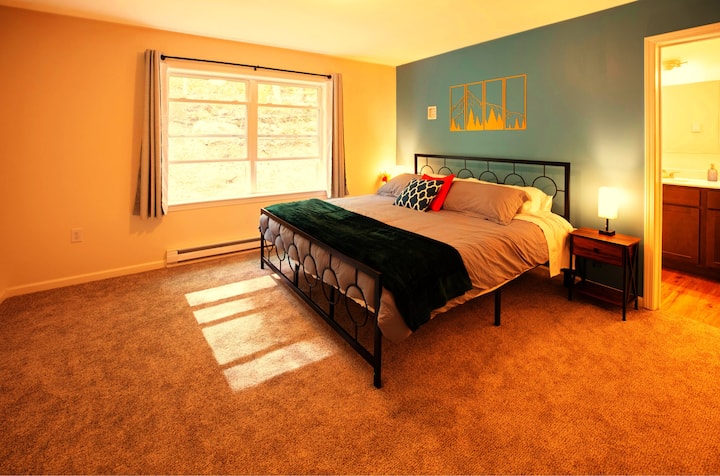 סוויטת הורים עם חדר רחצה ושירותים צמוד. מיטת קינג סייז עם מזרני קצף זיכרון, מצעים ומגבות איכותיים.