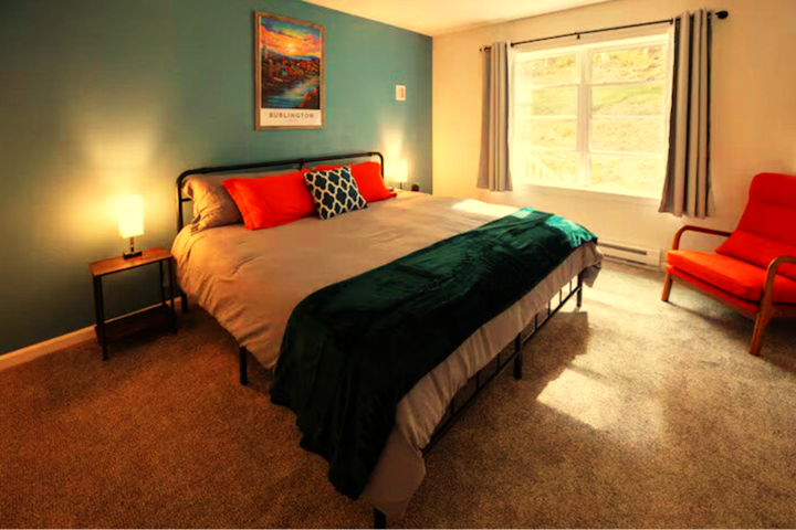 מיטת קינג סייז עם מזרני קצף זיכרון, מצעים ומצעים איכותיים.