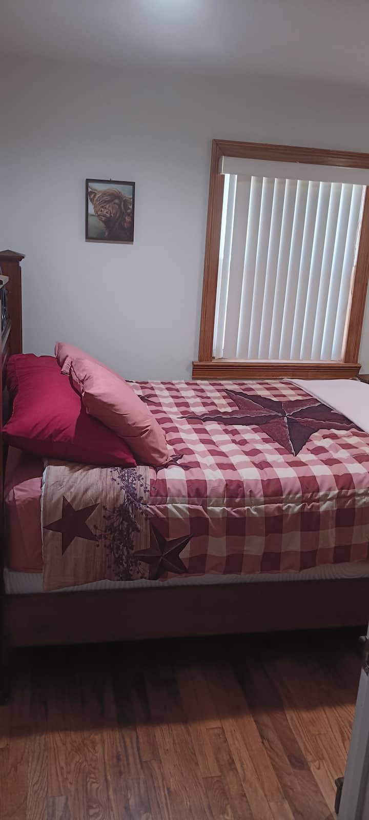 غرفة نوم تضم سرير كوين 