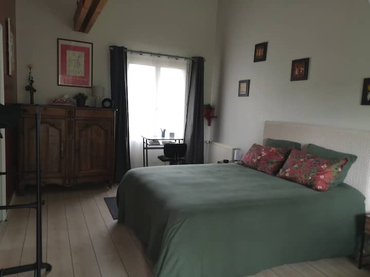 מיטת קווין סייז ואזור שולחן העבודה 