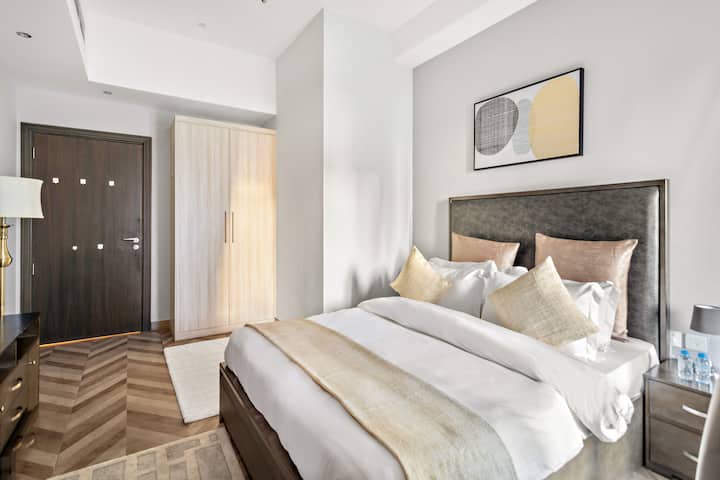 חדר שינה שלישי מקסים עם מיטת קינג סייז לבושה במצעים איכותיים לשהייה נוחה. החדר כולל גם ארון מרווח, המציע שפע של מקום אחסון ואווירה מסודרת ומזמינה.