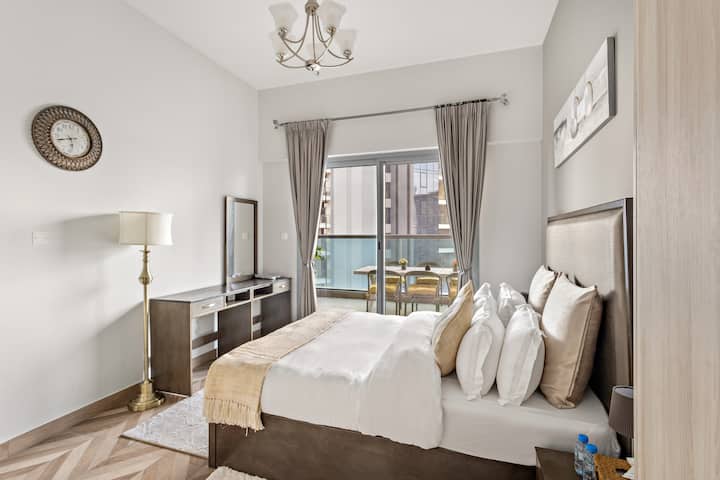 חדר שינה שני נעים עם מיטה זוגית גדולה, לבושה במצעים מפוארים ובכריות נוצות. החלון הגדול מציע נוף ברור של פינת האוכל החיצונית של המרפסת ונוף קו הרקיע של העיר ויוצר תחושה מוארת ומאווררת. 