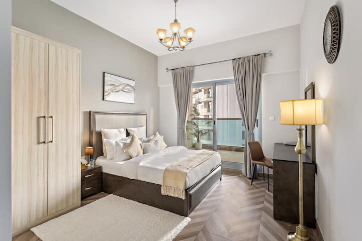 חדר שינה ראשון אלגנטי עם מיטת קינג סייז עם מצעים איכותיים וכריות נוצות לנוחות אולטימטיבית. החלון הגדול מציע נוף יפהפה למרפסת. ארון מרווח משלים את האווירה הנעימה והמזמינה.