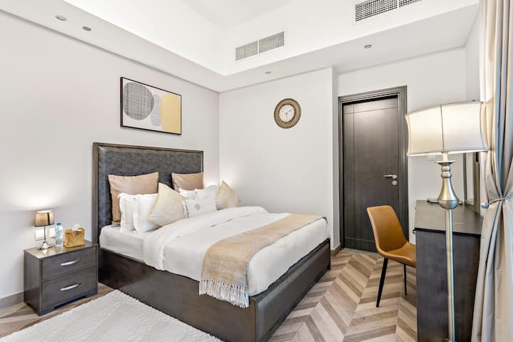 חדר שינה רביעי מעוצב עם מיטת קינג סייז וארון מרווח, המציע נוחות ונוחות. החדר כולל חדר רחצה צמוד וחלון גדול עם נופים מרהיבים של בורג' ח'ליפה, מה שהופך אותו לחלל בולט בבית.