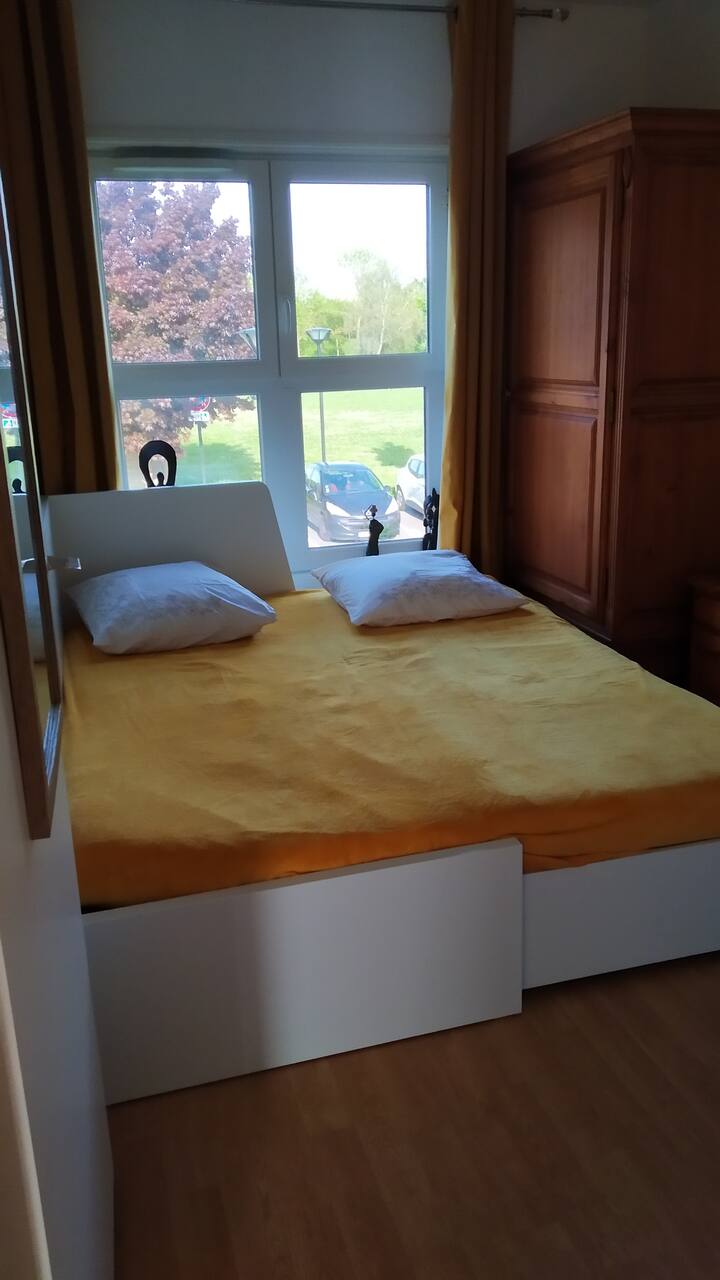 Žltá izba orientovaná na východ.
jednolôžko alebo manželská posteľ 160 x 200, veľmi pohodlné.
niekoľko úložných priestorov vrátane zásuviek v posteli.