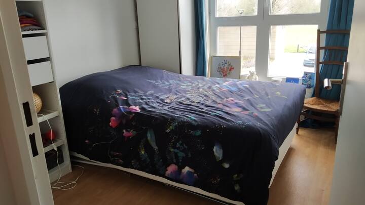 Modrá spálňa
východná orientácia, ničím nerušený výhľad
veľmi pohodlná posteľ 140 x 200
pracovný stôl alebo toaletný stolík.
úložný priestor 