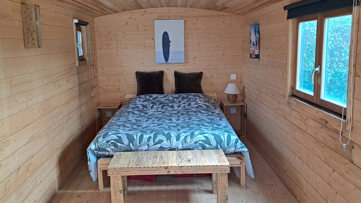 חדר זה ממוקם בחוץ באגף קוטג'