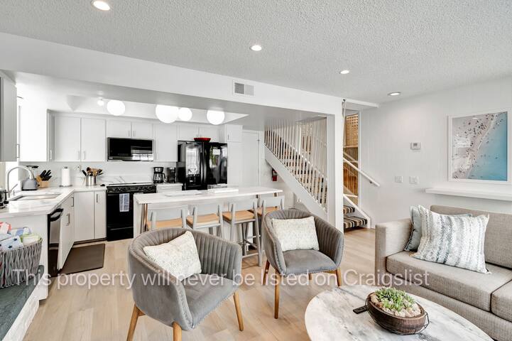 Newly Remodeled 3 Br Beach House steps from Beach! gallery image 5