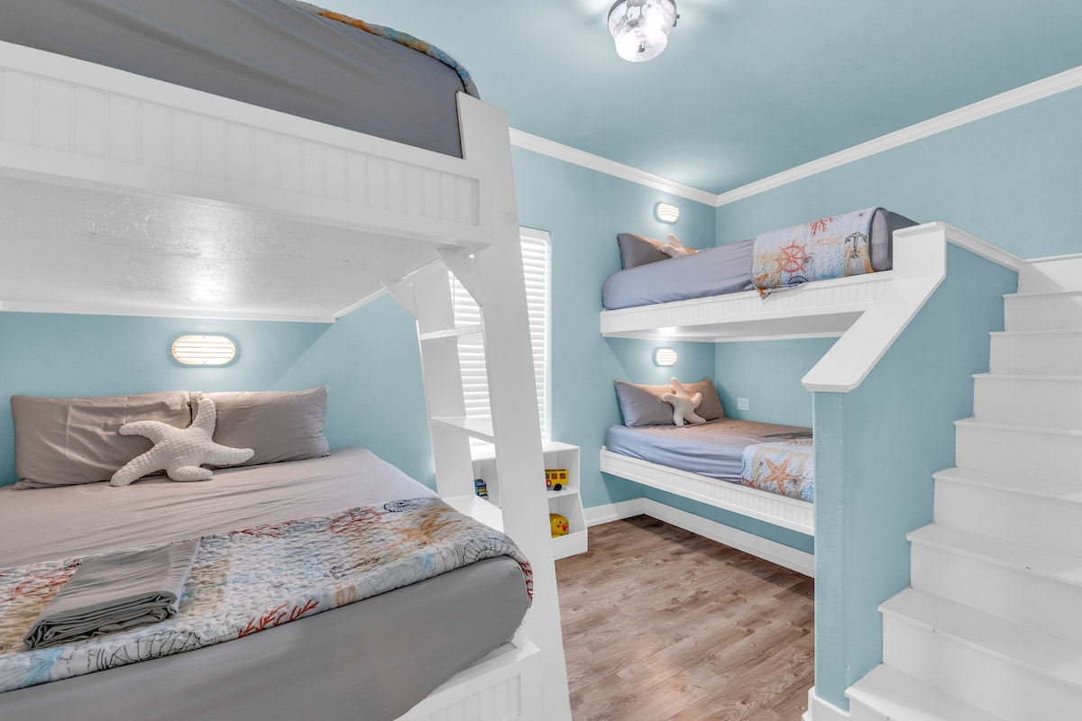 Mwangaza mahususi na njia ya nje kwa kila kitanda hufanya kila moja iwe patakatifu pazuri. Ngazi upande mmoja huruhusu ufikiaji rahisi wa ghorofa ya juu. 