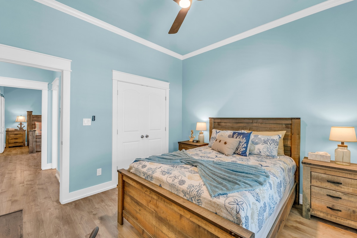 Starehe kwenye kitanda cha ukubwa wa malkia kilicho na meza mbili. Hifadhi mavazi yako kwenye kabati kubwa kupita kiasi. 