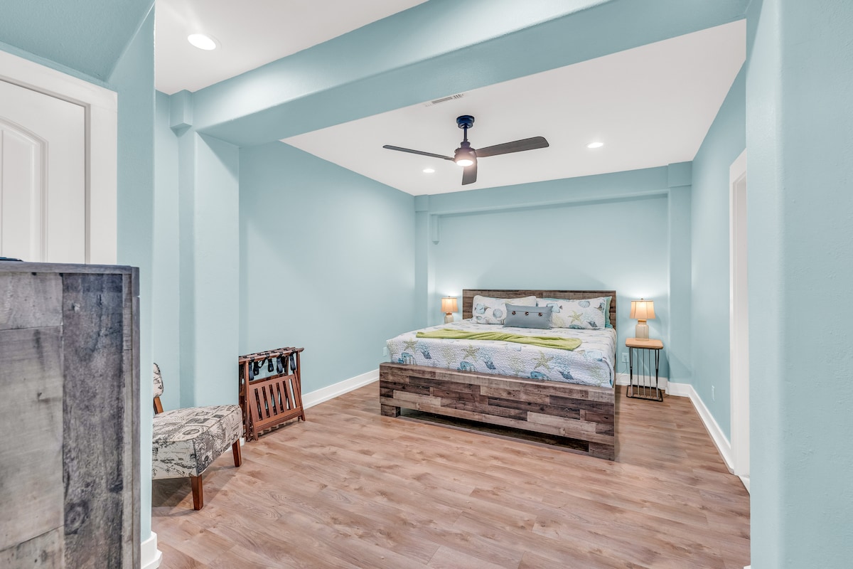 Chagua faragha zaidi na chumba cha kiwango cha Mezzanine. Kitanda cha ukubwa wa kifalme kilicho na bafu la chumbani hufanya hii kuwa likizo bora kabisa. 