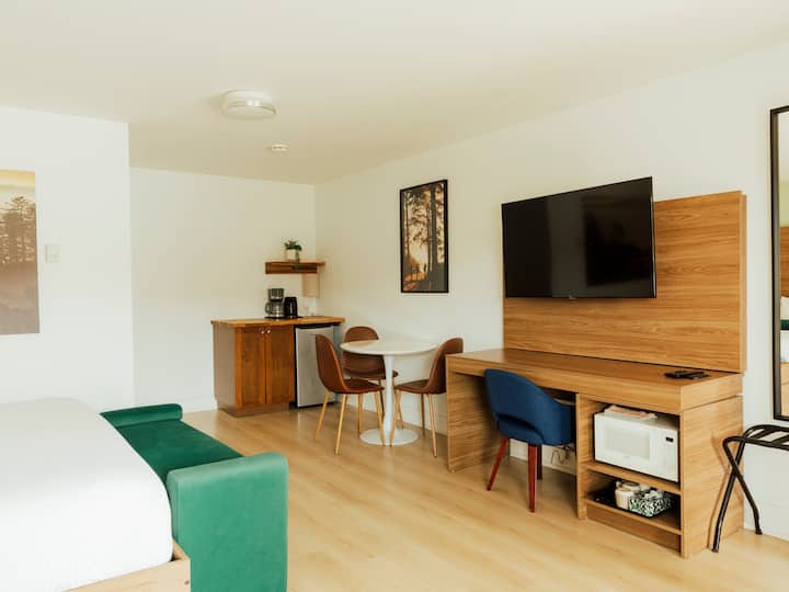 King With Sofa Bed Room - Ucluelet