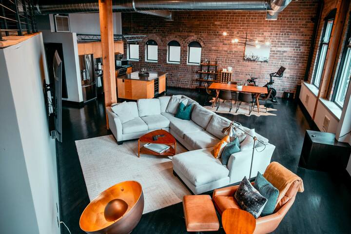 Massive Downtown Seattle Loft – Free Parking