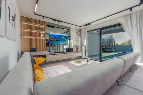 Top Airbnb: Modern Villa Mariel- near Zadar- pool, jacuzzi,gym in Crno