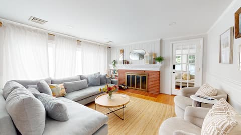 Successful Airbnb property: Sea Haven | Beach • Restaurants • Spacious in Falmouth
