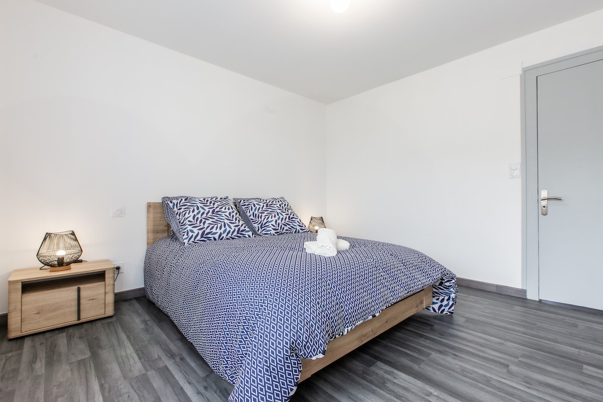 עם מיטה 140/200 עם מצעים איכותיים, החדר הזה שטוף באור טבעי מושלם ללילות שקטים ובקרים שלווים. ליהנות מהאווירה המלוטשת והמרגיעה כדי להירגע ולהיטען מחדש.