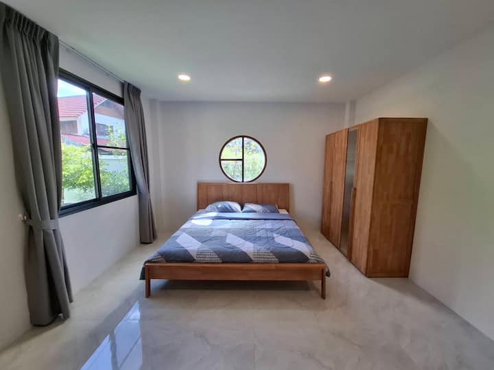 Спална соба на долниот кат за постари гости со лесен пристап и удобност - не се потребни скали 