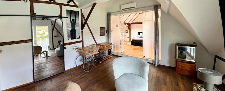 Blick vom ersten Schlafzimmer in das zweite, das Loftelement kann beide Bereiche abtrennen, beide Schlafzimmer sind getrennt klimatisiert.