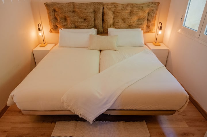 تحتوي غرفة النوم رقم 2 على سريرين مفردين وإضاءة وعلاقات ومنطقة تخزين صغيرة وإمكانية الوصول المشترك إلى الحمام الكامل. 