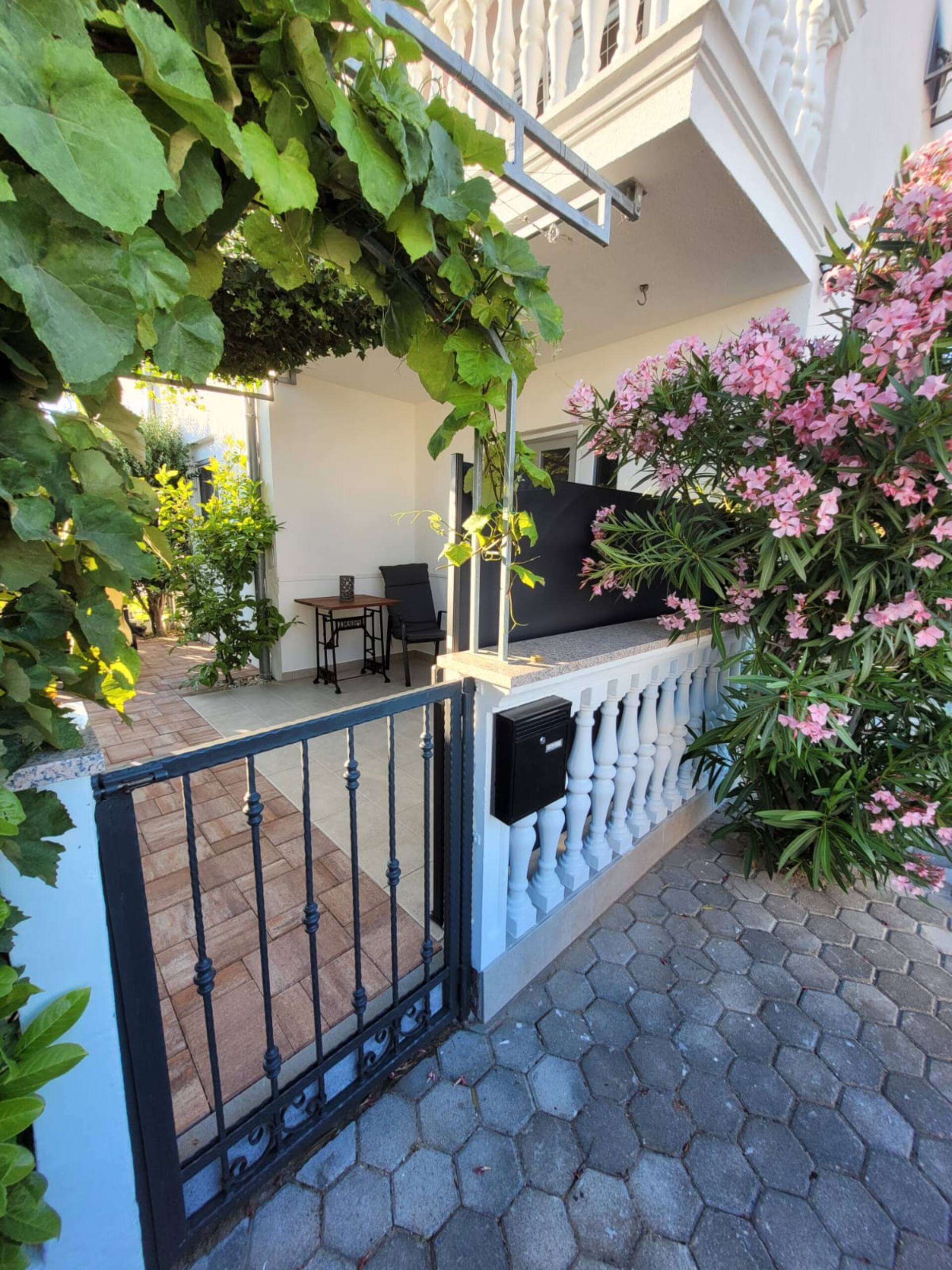 Apartment close to beach with garden