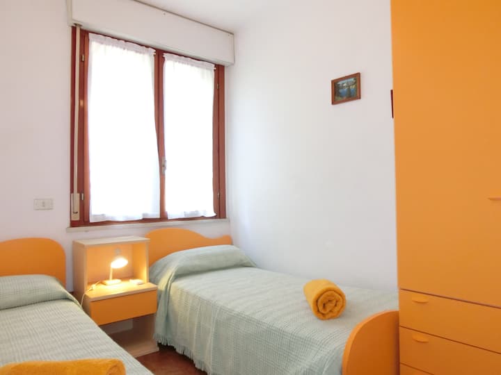 Светла соба со два одделни кревета, голем плакар и клима уред.