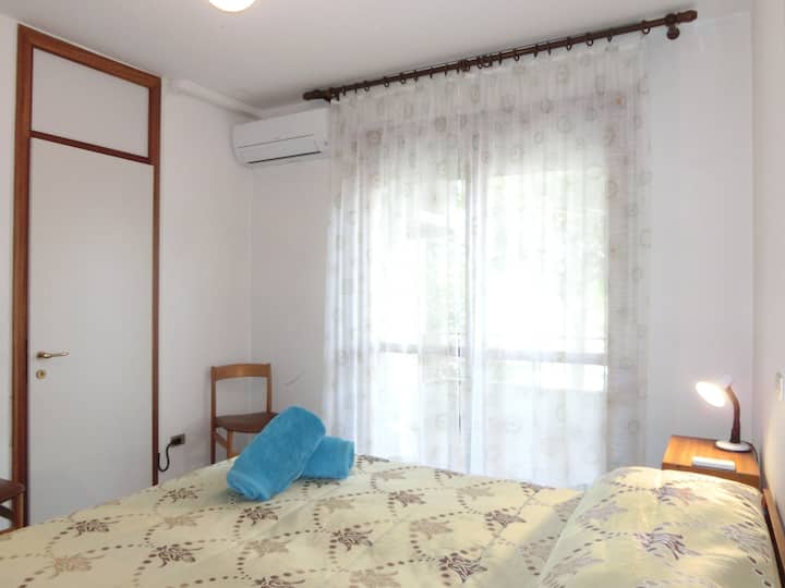 Пространа и светла двокреветна соба со клима уред и приватна тераса