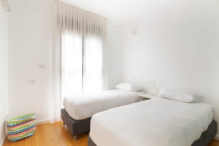 בהתאם לצרכים שלכם, ניתן להגדיר את החדר הזה עם מיטה זוגית אחת (Qween Size) או שתי מיטות יחיד.