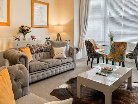 Top Airbnb: Strathmore apt Scarborough, pool, gym, parking in Eastfield