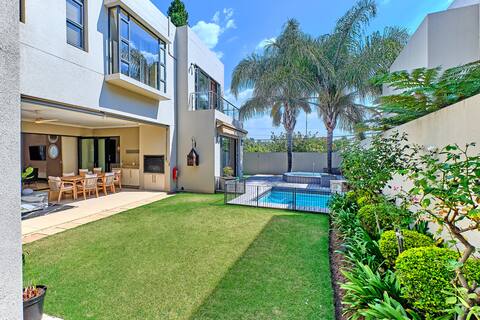 Luxury 5-BR home, all en-suite, Solar + fast Wifi