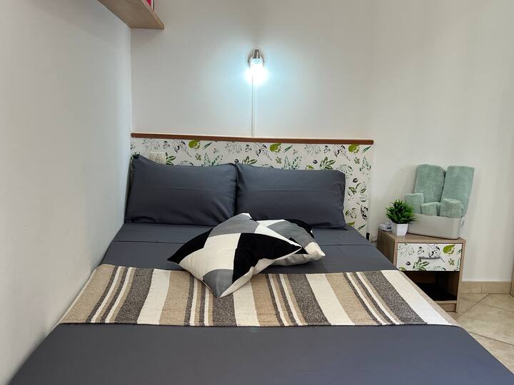 Спална соба со 1 и пол кревет, голем плакар и стаклено биро со работна станица. Во собата има мал телевизор со рамен екран, клима уред и wifi станица која ја контролира куќата. Голем прозорец со ролетни и мрежа против комарци.