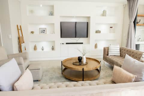 NDA Modern Stays|Deluxe Business & Family w/ Pool