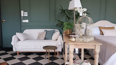Annuncio Airbnb popolare: Romantic and cozy atmosphere overlooking the roofs a Genova