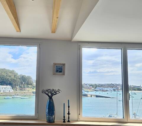 Large Apartment with Panoramic Harbor Views
