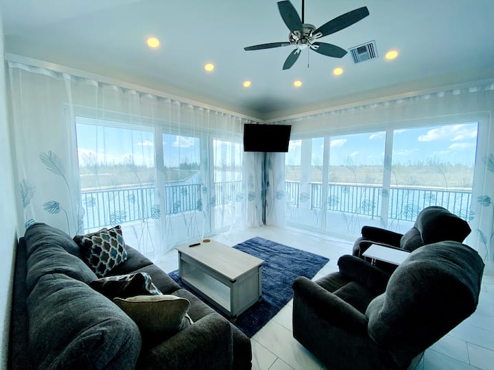 ¡Sala de estar con hermosas vistas al canal!