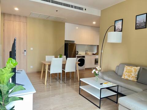 2BR condo, pool/gym/sauna, BTS Asok/MRT Sukhumvit